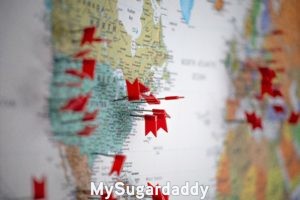 Se ve un mapa del mundo con banderas en diferentes lugares. Un recuerdo para saber que lugares ya fueron visitados. Es un regalo, sobre todo, para aquellos que quieren viajar mucho.