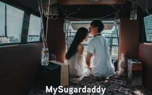 Podemos ver un encuentro romantico tipico de alguien que merece ser la pareja del otro. El chico alisto en su auto un lugar ameno para ella. Su personalidad de coquetear debe ser de forma amable, no hay otra explicación. 