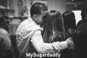 La imagen muestra a la personalidad del corporal, en terminos de coquetear. Hay dos personas que buscan la cercanía del otro. Él le dice algo al oído durante un evento. 