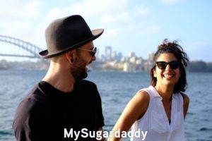 En la imagen vemos dos personas del sexo opuesto que están teniendo un buen tiempo juntos. Ambos rien y se nota que disfrutan de la compania. 