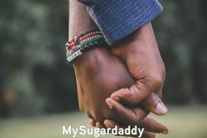 Relación nueva: la unión Relación nueva: Dos manos unidas. Eso significa estar en una relación, sentir la conexión como estas dos manos unidas. Aún si no esta cerca, pensar en la pareja es importante para saber si la relación es óptima.