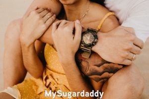 Relación nueva: un abrazo intimo En la imagen vemos un hombre sosteniendo entre sus brazos a una mujer. Es tiempo para tener una relación nueva. De esa manera, cualquier mujer se sentirá protegida.