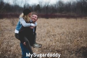 Relación nueva: entre diversiones Relación nueva: Vemos a una pareja feliz de estar juntos. Disfrutan de un momento a las afueras. Él la carga a ella sobre la espalda y se miran. Parece que es una relación nueva y la pasión sigue latente.