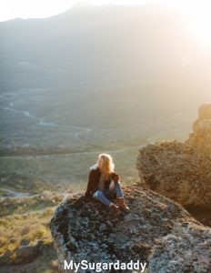 Relación nueva: Libertad Relación nueva: Ser soltera significa ser libre de cualquier cosa. Tiempo para si misma. La foto muestra exactamente eso. Una mujer sobre una roca disfrutando el paisaje eterno. Sin preocupaciones y libre.