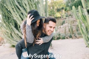 Relación nueva: el entusiasmo Una pareja teniendo un momento bonito es lo que podemos ver en la foto. Ella esta sobre la espalda de él. Ese entusiasmo solo se ve en una relación nueva. Se ven muy felices.