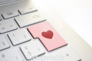 Citas en línea: mandar mensaje Citas en línea: En la imagen vemos un teclado de computador con un corazón sobre una tecla. Es justamente la tecla para presionar enter.