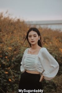 Consejos de estilismo: Vemos a una mujer joven y atractiva. Tiene una blusa blanca y ligera. Además, un pantalón negro. Unos pendientes muy bonitos y delicados. Tiene una linda apariencia.