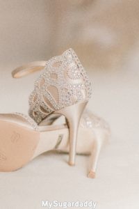 Consejos de estilismo: En la imagen vemos un par de tacones. Son blancos y muy delicados. Parecen se hechos para ocasiones muy especiales.