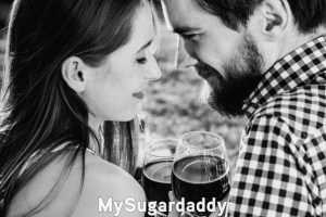 Sugar Dating: Momento romántico Sugar Dating: Una imagen en blanco y negro. Se ven a dos personas compartiendo unas copas de vino. Se nota que es una cita, un encuentro romántico. Ella es muy bella, joven y atractiva. Él se nota que tiene años de experiencia. Se ven bien juntos y parece que se entienden muy bien.