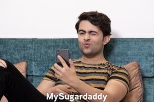 Mujeriego: Vemos a un hombre utilizando su teléfono móvil. Parece estar mandando mensajes amorosos o imágenes dulces. Quizás este conversando con una mujer. Mujeriegos siempre están en contacto con diferentes mujeres en los medios sociales.