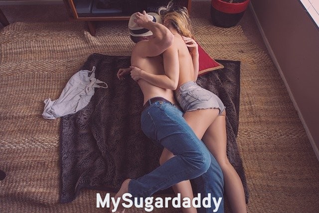 Mujeriego: En esta imagen se ve a un hombre tirado en el suelo con una mujer. Están en el pleno momento de complacerse mutuamente. Justo lo que un Don Juan quiere. 