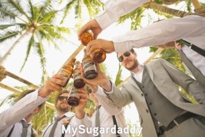 Mujeriego: Tiene una vida social muy emocionante y sociable. Además, lo conocen y tiene una reputación bien establecida entre sus amigos. En la foto se ve el momento del brindis y la aceptación de sus amigos. 