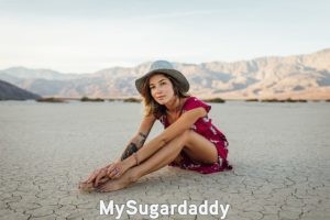 Viajar en compañía: Lugares hermosos Viajar en compañía: Vemos a una compañera de viajes. Una chica joven que esta posando para una foto. Esta sentada sobre el suelo de un lago sin agua, es decir, un desierto.