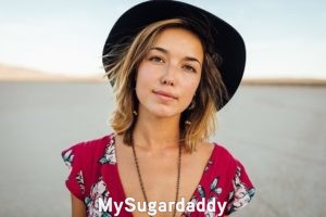 Viajar en compañía: Mujer joven  Viajar en compañía: En la foto vemos a una mujer joven y atractiva. La compañera perfecta para viajar y tener momentos inolvidables. Tiene una mirada cálida y agradable de ver. Esta en el medio de la nada, parece ser un desierto. La cámara esta solamente enfocada en ella. Parece estar de viaje y se nota en su expresión que la esta pasando bien.