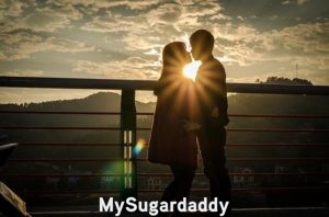 Relaciones privilegiadas: Pareja Relaciones privilegiadas: En la foto vemos a una pareja dándose un beso apasionado. Están en un mirador observando el atardecer y teniendo un momento romántico. Es un privilegio tener un momento así en pareja.