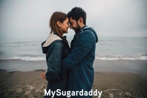 Seducir con éxito: Dos personas paradas de frente, abrazadas de una manera muy íntima. Las cabezas de ambos están tocándose, y, además, están sonriendo. Están felices de tener el uno al otro. Por seguro, ella lo sedujo de una manera increíble. 