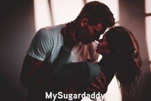 Vida en pareja: Vemos a dos personas en un momento íntimo. Él la toma en sus brazos y la suspende en el aire. Esta a punto de darle un beso, y nada más es importante en este momento. 