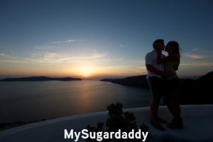 Vida en pareja: En la imagen vemos a una pareja disfrutando de un atardecer bonito. Están abrazados y a punto de darse un beso. Así debería ser una relación, llena de romance y más. 