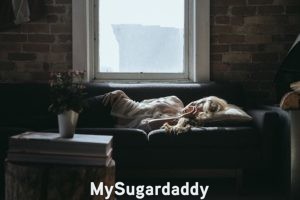 Zona de confort: Una mujer durmiendo sobre el sofa al lado de una ventana. Así es la zona de confort. No hay preocupaciones ni estorbos o algun tipo de ansiedad. 