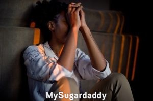 Zona de confort: Una mujer sentada en el suelo con las manos al frente de su rostro. Esto sucede si pensamos solo de forma negativa. Por ende, hay que ser positivo y pensar siempre en lo bueno para salir y disfrutar del mundo. 