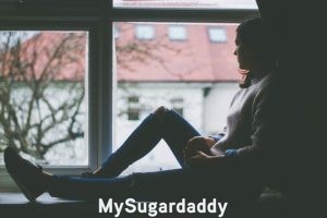 Zona de confort: Tenemos a una mujer sentada al borde de una ventana. Mira hacia afuera y observa todo lo que acontece. Una vida premeditada es así. Aburrida y sin emociones. 