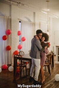 Autorreflexión: Impacto del propio actuar Autorreflexión: El impacto del propio comportamiento se refleja en la pareja. Por ende, hay que hacer todo para hacerla feliz. En la imagen vemos una situación como esta. Un hombre le alegra el momento a su novia.