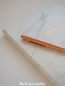 Autorreflexión: Escribir pensamientos Autorreflexión: Un ejercicio para reflexionar sobre si mismo es escribiendo un diario personal. En la imagen vemos uno de estos. Es bello y hecho de un material especial, ya que es un reflejo de nuestros pensamientos.