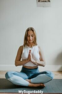 Autorreflexión: Meditación Autorreflexión: Vemos a una mujer meditando en silencio. Este es otro ejercicio para reflexionar sobre si mismo y conocerse su forma de ser. Estando tranquilo todo se vuelve más claro.